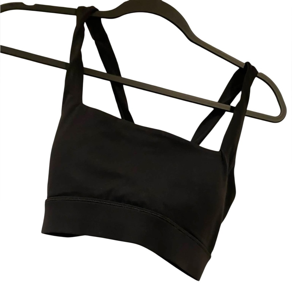 50. NWT Vuori daily form bra BLACK Size M